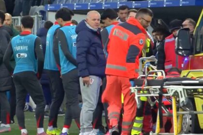 video momente de panica la meciul turciei selectionerul turc s a prabusit pe teren el a fost transportat la spital 69cc2f94af528