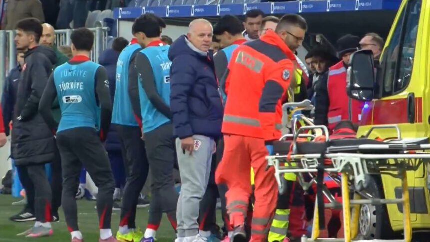 video momente de panica la meciul turciei selectionerul turc s a prabusit pe teren el a fost transportat la spital 69cc2f94af528