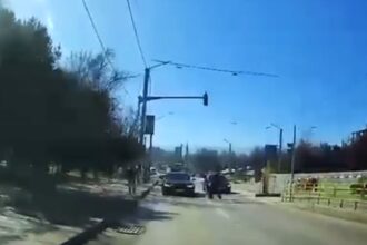 video momentul in care un barbat este izbit in plin de o masina in nicolina 69b028327c315