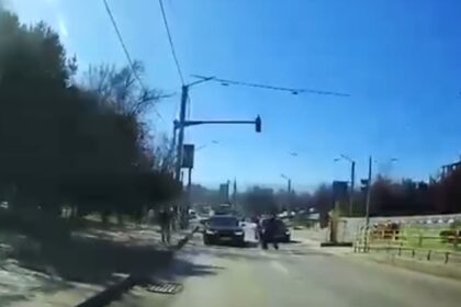 video momentul in care un barbat este izbit in plin de o masina in nicolina 69b028327c315