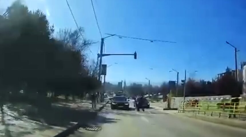 video momentul in care un barbat este izbit in plin de o masina in nicolina 69b028327c315