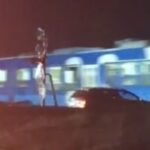 video s a jucat cu focul de fata cu pompierii un iesean a oprit la cativa zeci de centimetri de calea ferata iar trenul era sa loveasca masina in plin 69b314fd2e22a