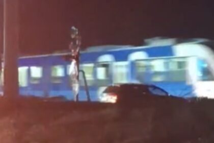 video s a jucat cu focul de fata cu pompierii un iesean a oprit la cativa zeci de centimetri de calea ferata iar trenul era sa loveasca masina in plin 69b314fd2e22a