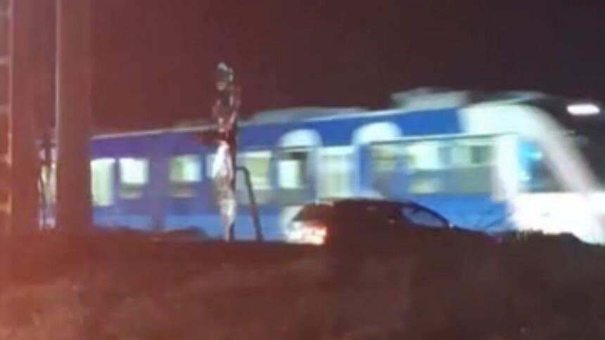 video s a jucat cu focul de fata cu pompierii un iesean a oprit la cativa zeci de centimetri de calea ferata iar trenul era sa loveasca masina in plin 69b314fd2e22a