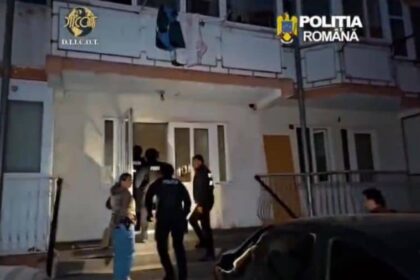 13 retinuti in dosarul traficantilor de droguri care vindeau elevilor foloseau metoda dead drop 69ea9bdcc8c67