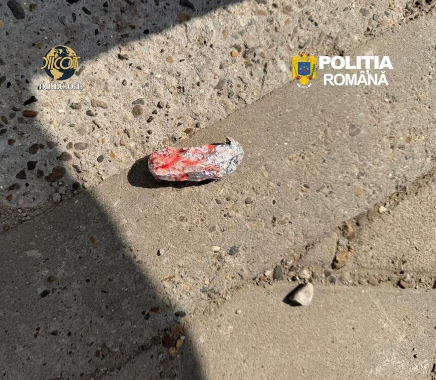 a ascuns droguri de mare risc in chiloti iar la vederea politistilor a incercat sa le inghita cu tot cu staniol 69d3d0a44e89b 1
