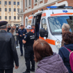 accident in piata unirii un tanar ranit dupa ce ar fi alunecat la coborarea din tramvai foto video 69e4c4815e179