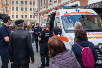 accident in piata unirii un tanar ranit dupa ce ar fi alunecat la coborarea din tramvai foto video 69e4c4815e179