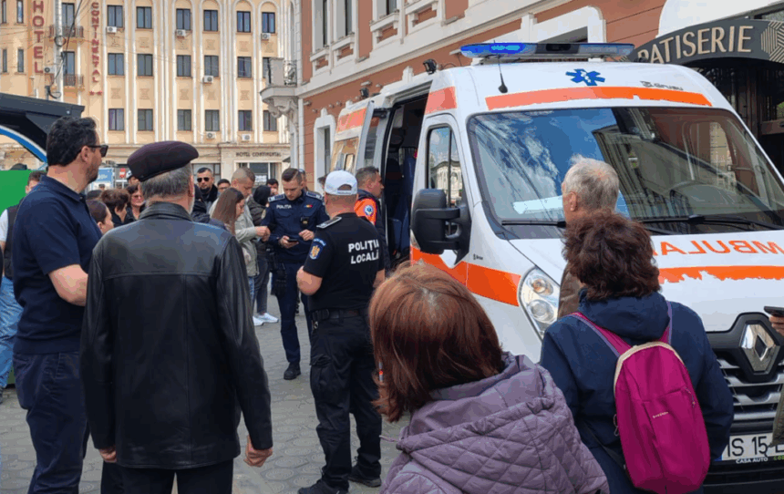 accident in piata unirii un tanar ranit dupa ce ar fi alunecat la coborarea din tramvai foto video 69e4c4815e179