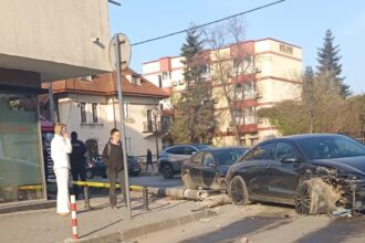 accident in zona centrala a iasului un stalp doborat de un hyundai foto 69df1f9d9f497