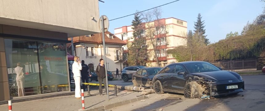 accident in zona centrala a iasului un stalp doborat de un hyundai foto 69df1f9d9f497