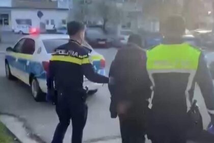 adolescenta lovita in cap cu manerul metalic al unui trafalet de un necunoscut intr un tramvai din craiova 69d768f885ba8