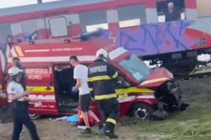ambulanta smurd lovita de tren in timis patru persoane ranite transportate la spital 69ebed5cbaf66