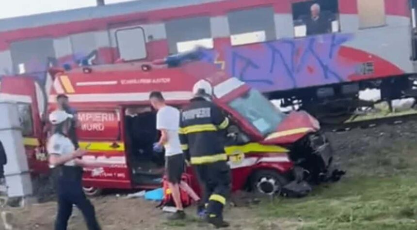 ambulanta smurd lovita de tren in timis patru persoane ranite transportate la spital 69ebed5cbaf66
