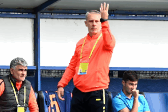 antrenorul echipei care a batut azi pe poli in copou am jucat cu o echipa foarte buna 69d8d1e31bb78