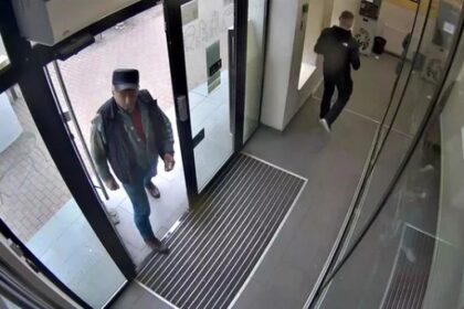 bani retrasi fraudulos de la un bancomat din piatra neamt politia cauta suspectul si cere ajutorul cetatenilor 69e89386b4a44