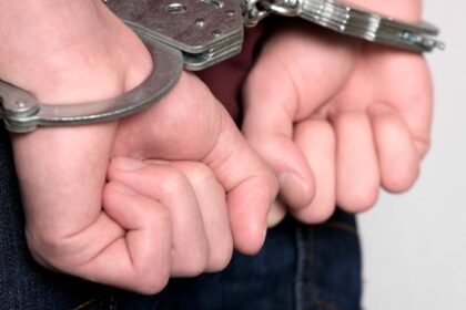 barbat retinut dupa ce a lovit o femeie pe terasa unui local din hunedoara a plecat cu masina fiind urmarit de politisti 69e63dd93f27f