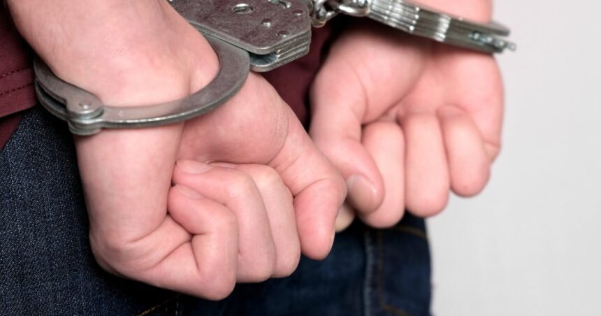 barbat retinut dupa ce a lovit o femeie pe terasa unui local din hunedoara a plecat cu masina fiind urmarit de politisti 69e63dd93f27f