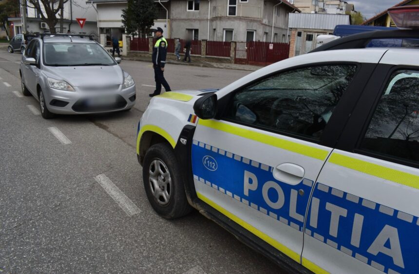 beat si fara permis un iesean a intrat cu masina intr un indicator de la o trecere de pietoni 69d75b12284a6