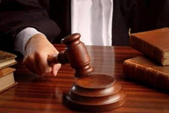 cinci ani de puscarie dupa ce si a injunghiat fratele cu foarfecele de tuns oile victima venise sa si apere mama de scandalul facut de agresor 69dd8b4c84a5a