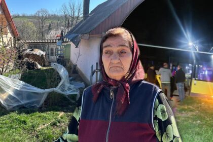 clipe de cosmar pentru o batrana de 86 de ani din comuna holboca un autobuz de la ctp iasi i a distrus gardul si o parte din casa dupa ce soferul a pierdut controlul 69d43e4c3cbc0