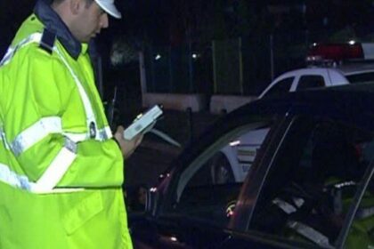 conducator ce mergea in zig zag pe centura iasului blocat de o soferita care a sunat la 112 barbatul a coborat din masina si a luat o spre casa pe jos unde l a prins politia 69e031e3b110e