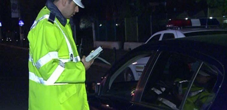conducator ce mergea in zig zag pe centura iasului blocat de o soferita care a sunat la 112 barbatul a coborat din masina si a luat o spre casa pe jos unde l a prins politia 69e031e3b110e