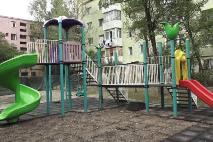 copil de trei ani in stare grava la spital dupa ce a cazut de pe tobogan in prezenta mamei in curtea unei scoli din iasi 69e89a81730c2 1