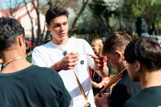 david popovici isi mobilizeaza sustinatorii pentru copiii vulnerabili cati bani vrea sa adune pana pe 15 aprilie 69d3dcce6b4d4