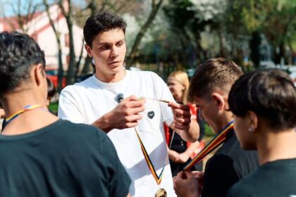 david popovici isi mobilizeaza sustinatorii pentru copiii vulnerabili cati bani vrea sa adune pana pe 15 aprilie 69d3dcce6b4d4