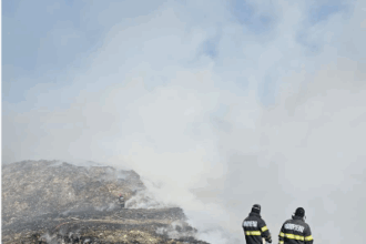 depozitul de gunoi tutora arde incontinuu de mai bine de 24 de ore cum ar putea fi stins incendiul in mod eficient fara eforturile supraomenesti ale pompierilor 69ef83afe047d