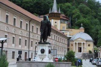 doi barbati au furat paturi scaune si farfurii dintr un hotel din baile herculane paguba de peste 100 000 de lei 69efe8dc8e297