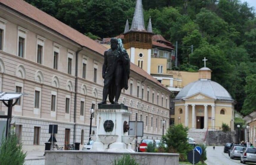 doi barbati au furat paturi scaune si farfurii dintr un hotel din baile herculane paguba de peste 100 000 de lei 69efe8dc8e297