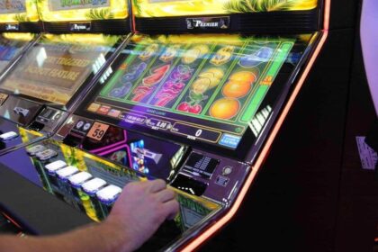 doi suceveni suspectati ca au amplasat in judetul neamt pacanele fara licenta retinuti pentru 24 de ore 69d3ddf3f27e6