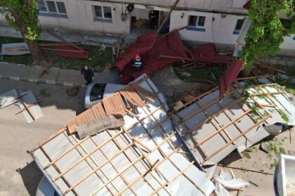 dosar pentru ucidere din culpa in cazul barbatului decedat dupa ce a fost lovit de un acoperis cazut de pe un bloc din husi 69ef1263cc8c6