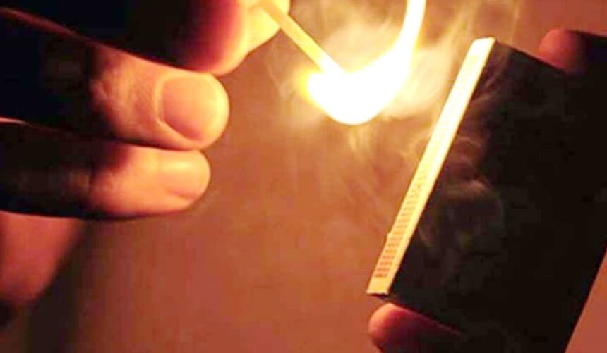 dupa moartea tatalui un iesean a dat foc casei in care locuia cu mama vitrega si fiul ei era convins ca locuinta i se cuvine doar lui 69eeb96463249