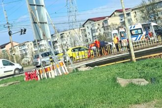 femeie preluata de ambulanta in zona pod metalurgie dupa ce i s a facut rau intr un taxi 69d4ba4b445ec