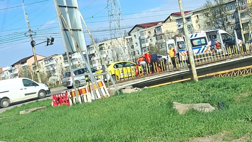 femeie preluata de ambulanta in zona pod metalurgie dupa ce i s a facut rau intr un taxi 69d4ba4b445ec