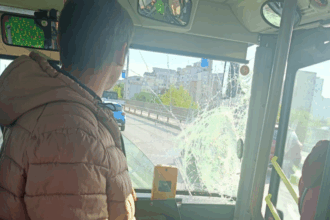 foto accident pe banda speciala de pe podul nicolina intre un autobuz ctp si un microbuz privat de transport persoane 69f0cfc773ad2