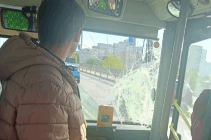 foto accident pe banda speciala de pe podul nicolina intre un autobuz ctp si un microbuz privat de transport persoane 69f0cfc773ad2