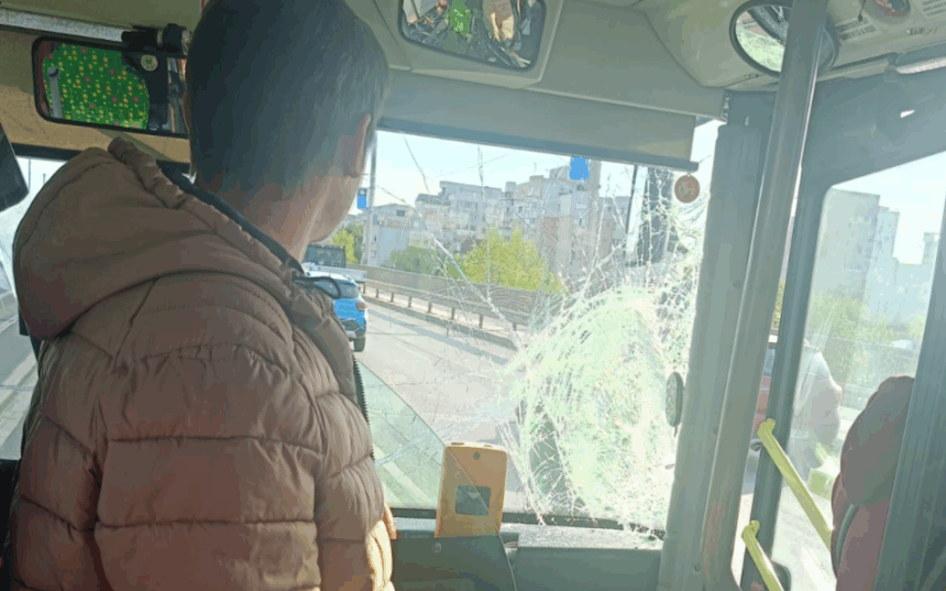 foto accident pe banda speciala de pe podul nicolina intre un autobuz ctp si un microbuz privat de transport persoane 69f0cfc773ad2