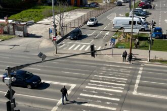 foto bara de semafor rasucita in pacurari dupa rafalele puternice de vant 69ef9a66958c7