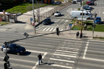 foto bara de semafor rasucita in pacurari dupa rafalele puternice de vant 69ef9a66958c7