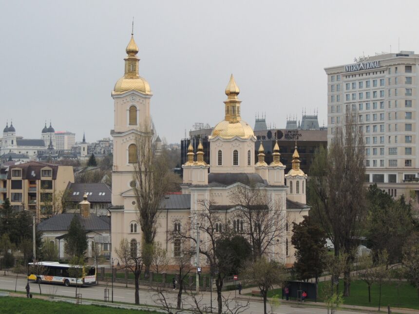 foto dupa ce a fost grav avariata de o furtuna anul trecut crucea uneia dintre turlele bisericii lipovenesti din iasi s a rupt de tot 69d73c3d1e779