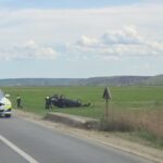 foto masina proiectata in camp intre podu iloaiei si letcani dupa un impact cu un cap de pod 69d39d92bbdd7