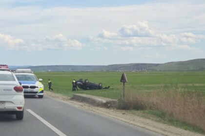 foto masina proiectata in camp intre podu iloaiei si letcani dupa un impact cu un cap de pod 69d39d92bbdd7