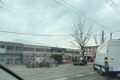 foto un motociclist a fost lovit de o dubita in dancu traficul in zona este blocat 69e1d7c98fd2a