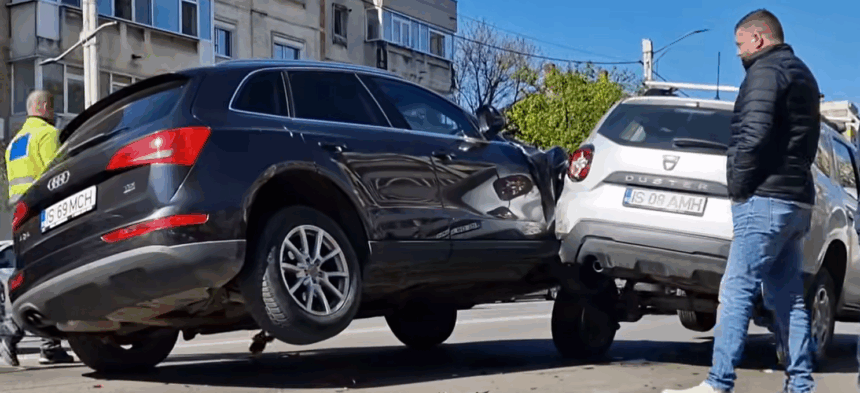 foto video patru masini implicate intr un carambol in pacurari circulatia a fost ingreunata 69e9e04bce39b