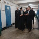 inaltpreasfintitul parinte teofan a oferit pachete de paste tuturor detinutilor din penitenciarul de maxima siguranta iasi 69d620d7a53ff