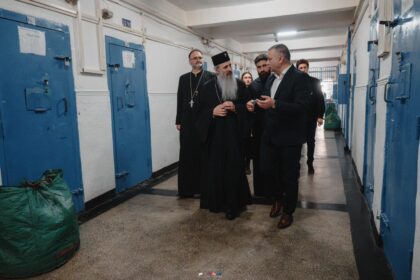 inaltpreasfintitul parinte teofan a oferit pachete de paste tuturor detinutilor din penitenciarul de maxima siguranta iasi 69d620d7a53ff